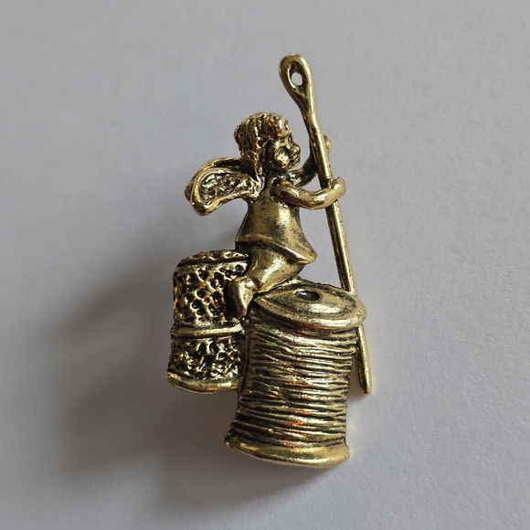 Vintage Camco brooch sewing angel pin gold tone sew needle thread angle - Picture 4 of 7